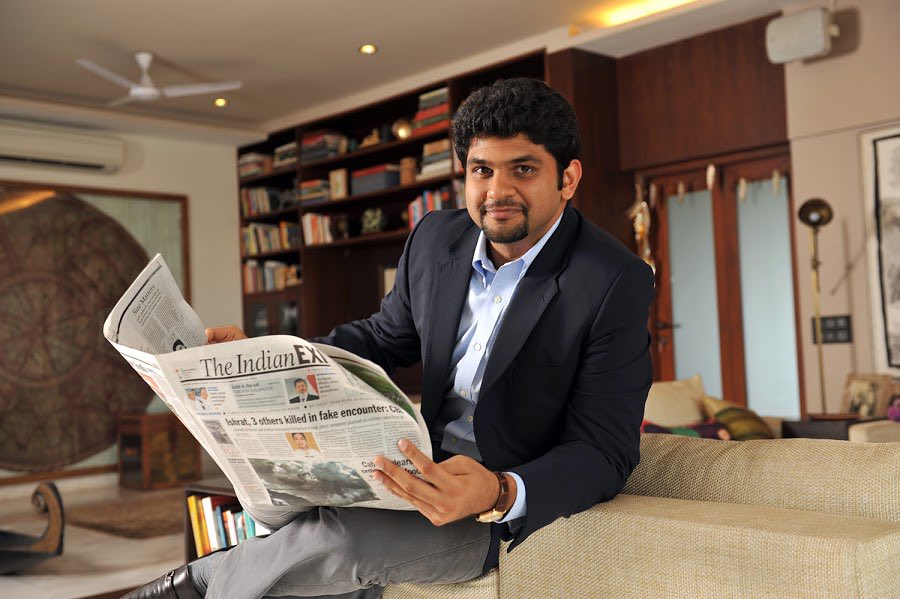 MDahariya's tweet photo. Breaking : Honey I killed the story @rajkamaljha  

The follow-up story of MSRDC bribery scandal Part 2 killed by @IndianExpress 

The arrangement of 2021-2025 between MSRDC and HDFC Bank of paying negotiated interest rate of 6.01% on deposits in saving bank account was not the first and only instance. ( Indian Express covered it earlier ) 

Its genesis goes back to 2017-18 arrangement when Mr Aditya Puri was the MD & CEO and Mr Sashidhar Jagadisan his long serving CFO.

Arrangement with MSRDC: 2017-18

In 2017, HDFC Bank approached MSRDC showing willingness to manage land acquisition payments for their project. MSRDC wanted HDFC Bank to specify a “compensation amount" that they would pay to MSRDC for getting deposits. 

HDFC Branch Manager after discussing internally initiated email proposal mentioning Rs. 1.25 crores of "compensation amount" which was approved on email by the then CFO Mr Sashi Jagadisan on 24th May 2017. 

MSRDC CFO negotiated with the Bank and increased “compensation amount” to Rs.1.50 cores which was further approved on email by the then CFO Mr Jagadisan on 3rd June 2017. 

Payment of agreed amount of Rs. 1.50 crores was made to MSRDC and then deposits were received by the Bank in the savings account of MSRDC. Commitment to pay negotiated amount of 1.50 crores for getting deposits from MSRDC was made by HDFC Bank and approved by the then CFO, however Rs.1.50 crores pay-out was not paid directly by HDFC Bank. 

Instead amount was routed through a third party vendor named “Me-Hin Consultants & Advisors, Mumbai” through four cheques issued by this vendor totalling Rs.1.50 crores to MSRDC in Sept'18 on instructions from @HDFCERGOGIC  ( HDFC Group Company at the time when transactions happened and now subsidiary of HDFC Bank post merger) for whom this vendor was actually working as payment facilitator for such dubious payments which HDFC Ergo directly could not execute for obvious reasons. 

This vendor is a common empanelled vendor of HDFC Ergo and HDFC Bank. The vendor acted only as a payment facilitator and routed the payment on instructions from HDFC Ergo and not by HDFC Bank. 

Vendor Me-Hin did not have visibility of the purpose of this pay-out to MSRDC and simply made this payment through their cheques. This vendor used to get commission ranging between 3-5% from HDFC Ergo for acting as payment facilitator and executing such dubious payments.

HDFC Bank acts as a Corporate Agent and strategic channel partner for HDFC Ergo. Through this bancassurance model, HDFC Bank sells a wide variety of non-life insurance policies across its branches and digital platforms and earns commission income from HDFC Ergo. 

These arrangements of 2017-18 and 2021-2025 are forming part of vigilance report and charges Mr Sashidhar Jagadisan on both counts. And this was in knowledge of incumbent MD CEO Aditya Puri.

@RBI @RBIsays needs to immediately seize the email archives of the then CFO and to extract those mails of dates mentioned above. 

Journalism of Courage finally lost to the Corporate Power. 

cc @DFS_India @PMOIndia @SmalhotraRBI @SES_Governance @IiASAdvisory @InGovern @AmitTandon_in @SandeepParekh @DeeptimanTY @MathewLiz @tavleen_singh @sadafmodak @mazoomdaar @mihirsv