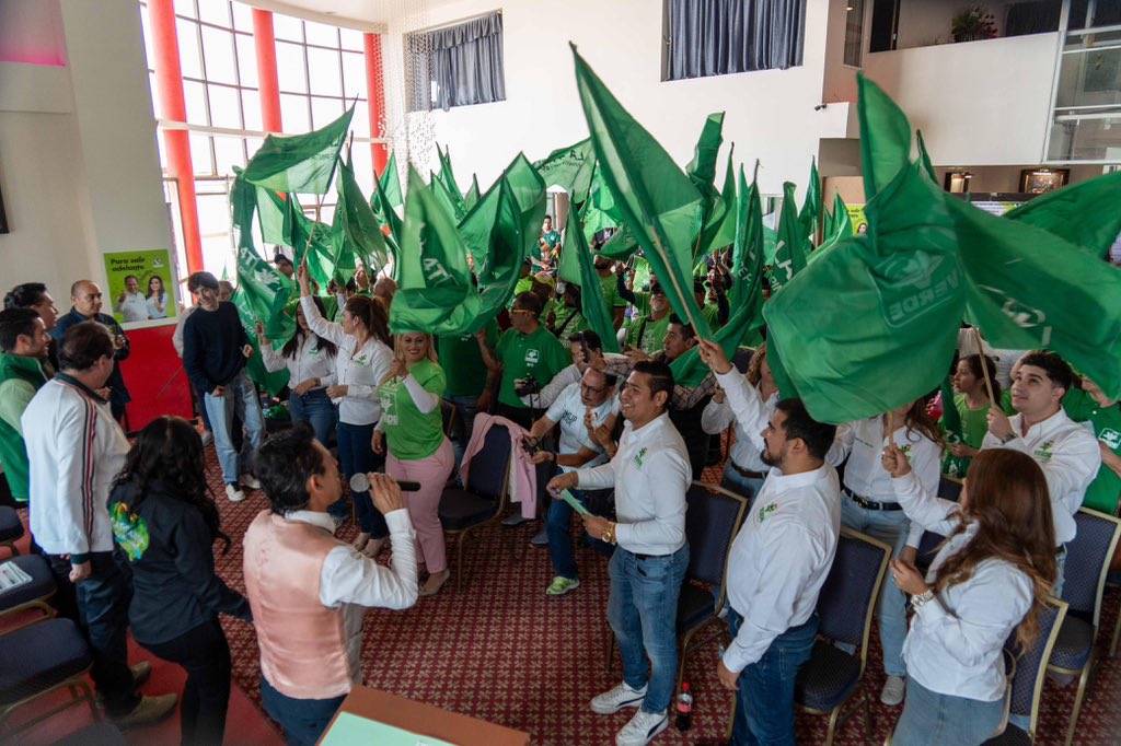 pepecouttolenc's tweet photo. Cerramos nuestra #RutaDeLaChamba junto a la extraordinaria #FamiliaVerde de 📍Coacalco. ✅💚

Estamos más fuertes que nunca y vamos con todo. 👊🏻 ¡Hasta donde tope!💚

@eruviel_avila https://t.co/QEXrFEnZCX
