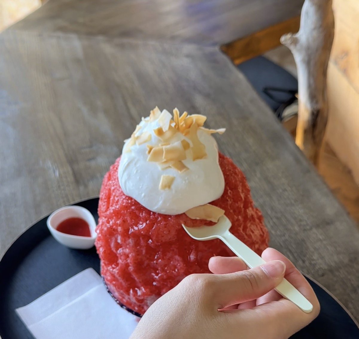 zaimoku0620's tweet photo. 上山温泉駅降りてすぐ🚉かき氷🍧専門店【氷果堂】さん٩(๑❛ᴗ❛๑)۶ジューシーふわふわ夏のスイーツに是非お立ち寄り下さいませ。なんと！出羽姫ぽわぬ様のプレートサイン色紙を発見･:*+ʢ•ꇵ͡•ʡ✩⃛ #かみのやま温泉 #材木栄屋 #1人旅 #温泉 #出羽姫ぽあぬさん https://t.co/ciUDLLwtlT