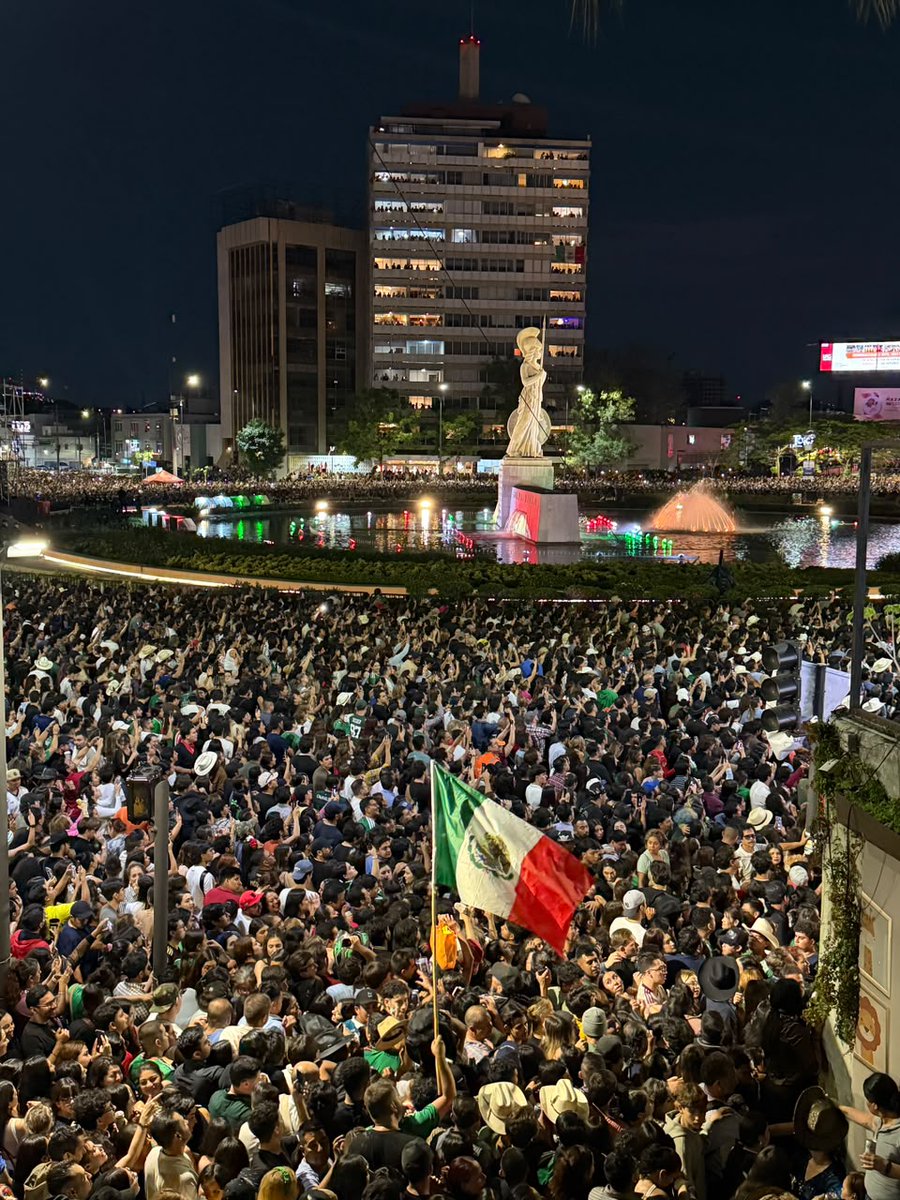 lopezdoriga's tweet photo. Me reportan 250 mil personas en las inmediaciones de la Glorieta de La Minerva en Guadalajara en el concierto del gran @alexoficial. 

Las noticias en https://t.co/BjdELZkpfR
Vía Doble Altura https://t.co/WnlBqkyo5q
