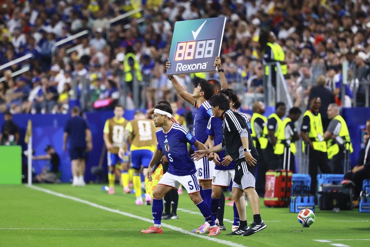 YutoNagatomo5's tweet photo. 4年間このピッチに立つために戦ってきた。
一歩踏み入れたこの瞬間を生涯忘れることはない。
そして最高の仲間と黄金の歴史を刻む。
本当の勝負はここから。
感謝と誇りを胸に。 https://t.co/D9NpZo4h7N