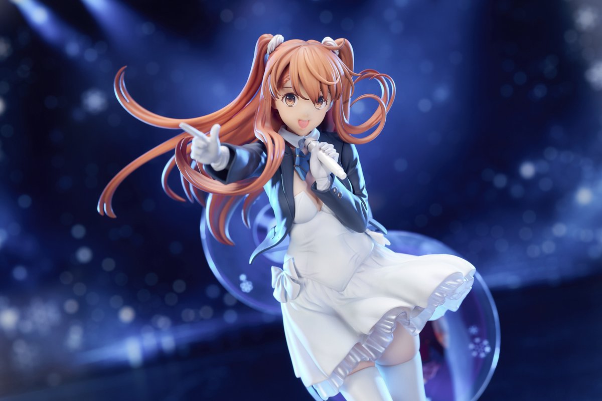 MAGIARTS0906's tweet photo. 🎤【予約開始】🎤
#WHITEALBUM2 × MAGIARTS
なかむらたけし先生描き下ろしイラスト「reunion」より、
「小木曽雪菜」1/6スケールフィギュアが本日より予約受付開始！
マイクを握り、優しく微笑みながら歌う雪菜を立体化。
あの日の青春と想い出を、ぜひお手元でお楽しみください✨
🔽ご予約はこちら🔽
［あみあみ］https://t.co/tQlzPAqXXh
［東京フィギュア］https://t.co/8ooY1wxKSB
【セット内容】
フィギュア本体、専用台座一式
【予定出荷時期】
2027年4月予定
#WHITEALBUM2 #小木曽雪菜