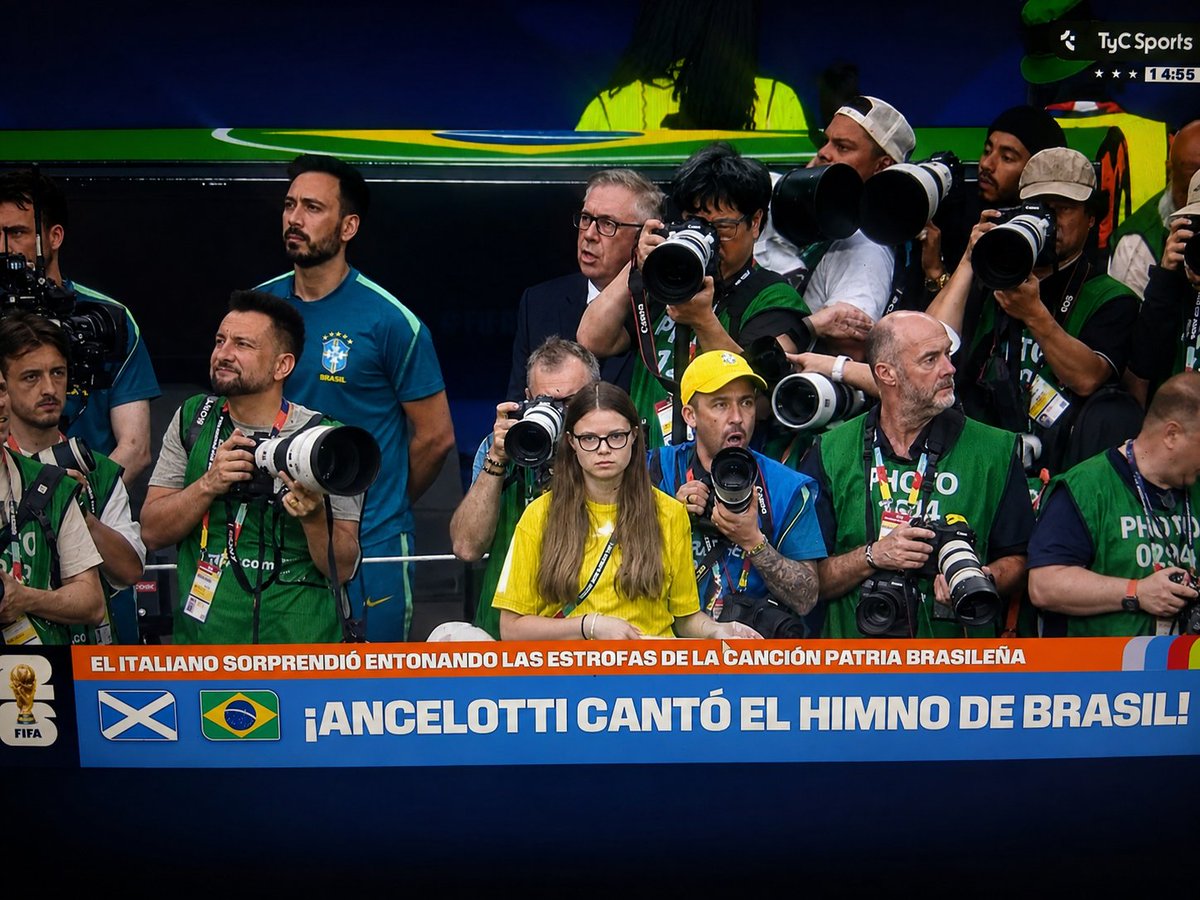 DigestoDigital's tweet photo. Historico: El tecnico italanio @MrAncelotti canta el himno de Brasil bajo el foco de la prensa mundial en la @FIFAWorldCup. https://t.co/l8wjQCLKBf