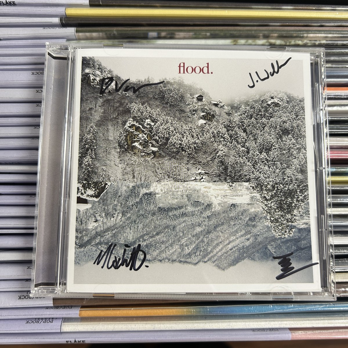 DAWA_FLAKE's tweet photo. flood.の在庫にサインもらってます
CDも7インチもご時世的にあまり作らなかったので是非に！ライブ見た人はわかると思いますが、未来へのポテンシャル感じだと思います。是非推しバンドに！
知らなかった人は今知ってみてください！
https://t.co/4aZoTFXXns. https://t.co/zzNcL2gYyu