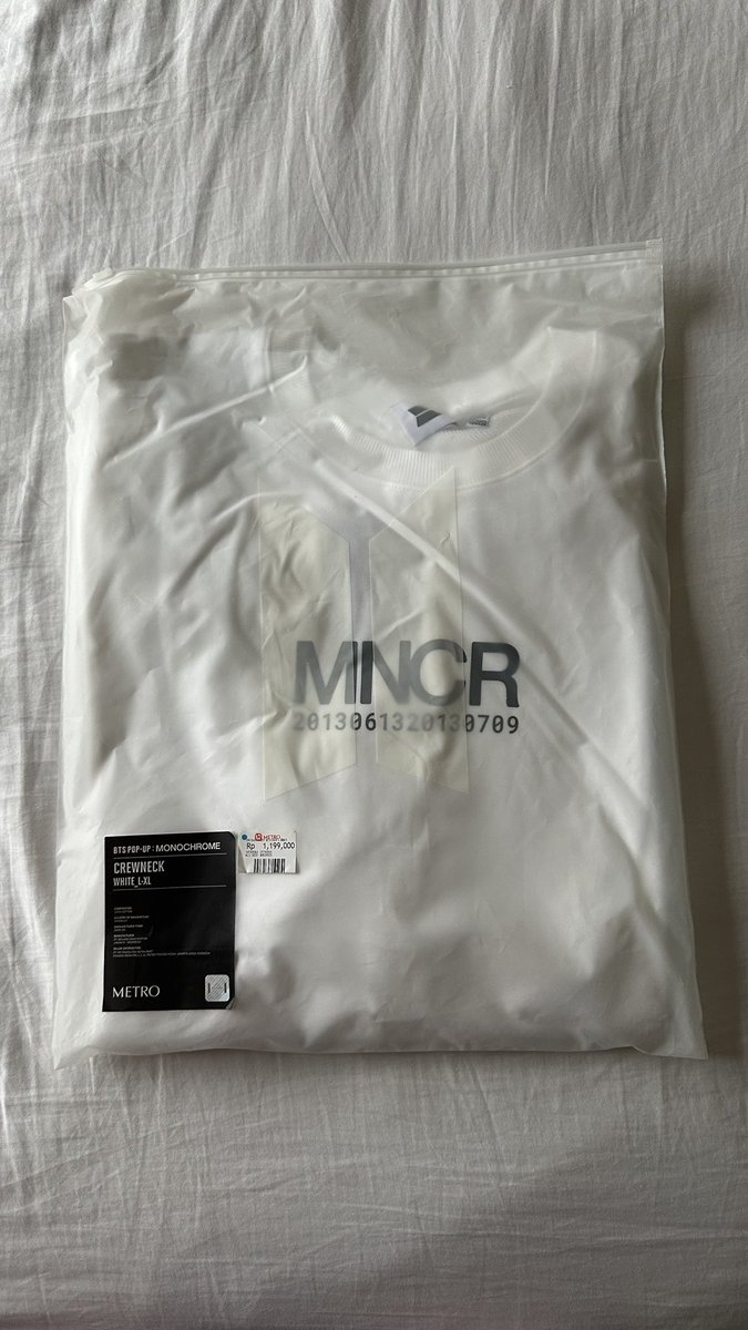 jinta_ku's tweet photo. WTS Crewneck Shirt (white) L-XL BTS Pop up monochrome jakarta NEW!

💰999k

bisa co 🍊 dom jaksel. inc paperbag. beli langsung di pop up bts gandaria city (gancit) metro

want to sell buy wtb bts bangtan merch ina indo ready kamar sealed jkt official original https://t.co/69xLYykwd5