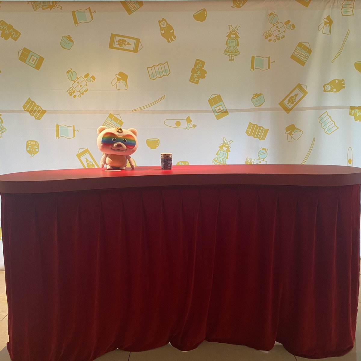 bakeeruMUJINA's tweet photo. 【バケールinfo💻】
徳川美術館での展覧会はこちらを特別にご用意‼️

🐾リアル番組セットのフォトスポット🐾
湯呑みもバミリもバケールを動かす為の小道具もそのまま🌈
バケールくんも目の前に🤗

🐾安田くんとバケールの音声ガイド🐾
作品の紹介を掛け合いで紹介🤭

ご堪能くださいませ👐 https://t.co/20wCNOTmPD