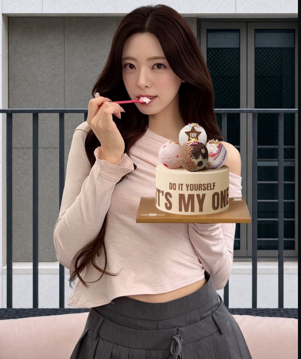 itzypopbase's tweet photo. ITZY's Yuna stuns for Baskin Robbins Korea. https://t.co/vkYyNfiRTp