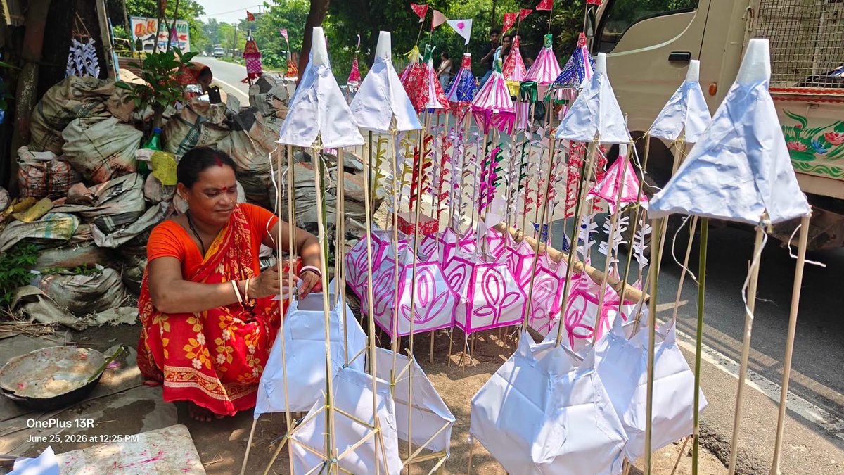yumanhussain's tweet photo. Every year in #Kishanganj, Hindu families from Kaliyaganj and neighbouring villages craft #taaziyas for #Muharram in #Pothia block. A generations-old tradition that reflects the region’s shared cultural heritage, communal harmony and mutual respect.
#SharedHeritage https://t.co/8PnFS3j9ZE