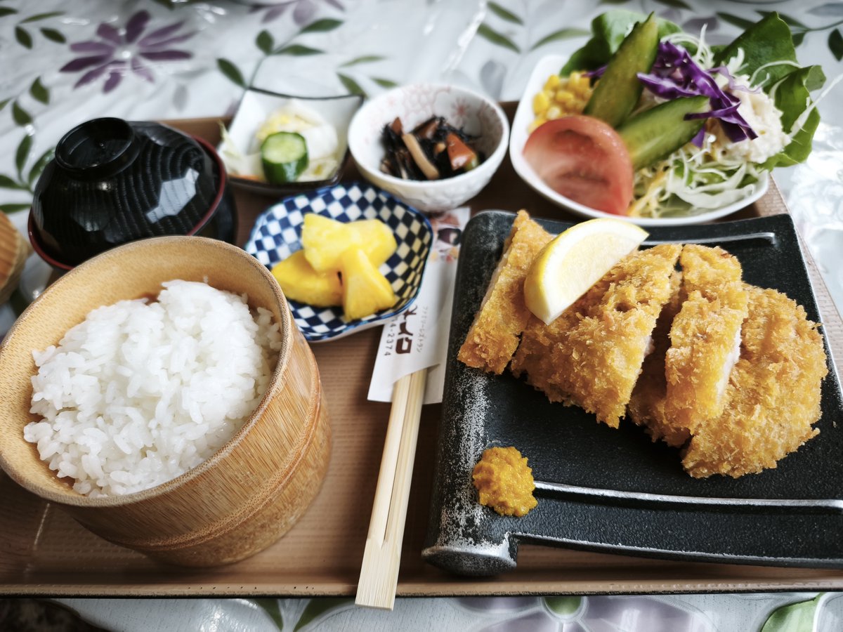 lua_branca's tweet photo. お肉屋さんがやってる洋食屋さん、やっぱり強い。

新潟・米どころの関川村で一番人気の「メイク」へ。揚げたてのとんかつはジューシーで、岩船米のごはんが止まらない…！3代続く地元の名店でした🍚

https://t.co/KeIRI3DN46
#新潟グルメ #関川村 https://t.co/CW5vDFA51l