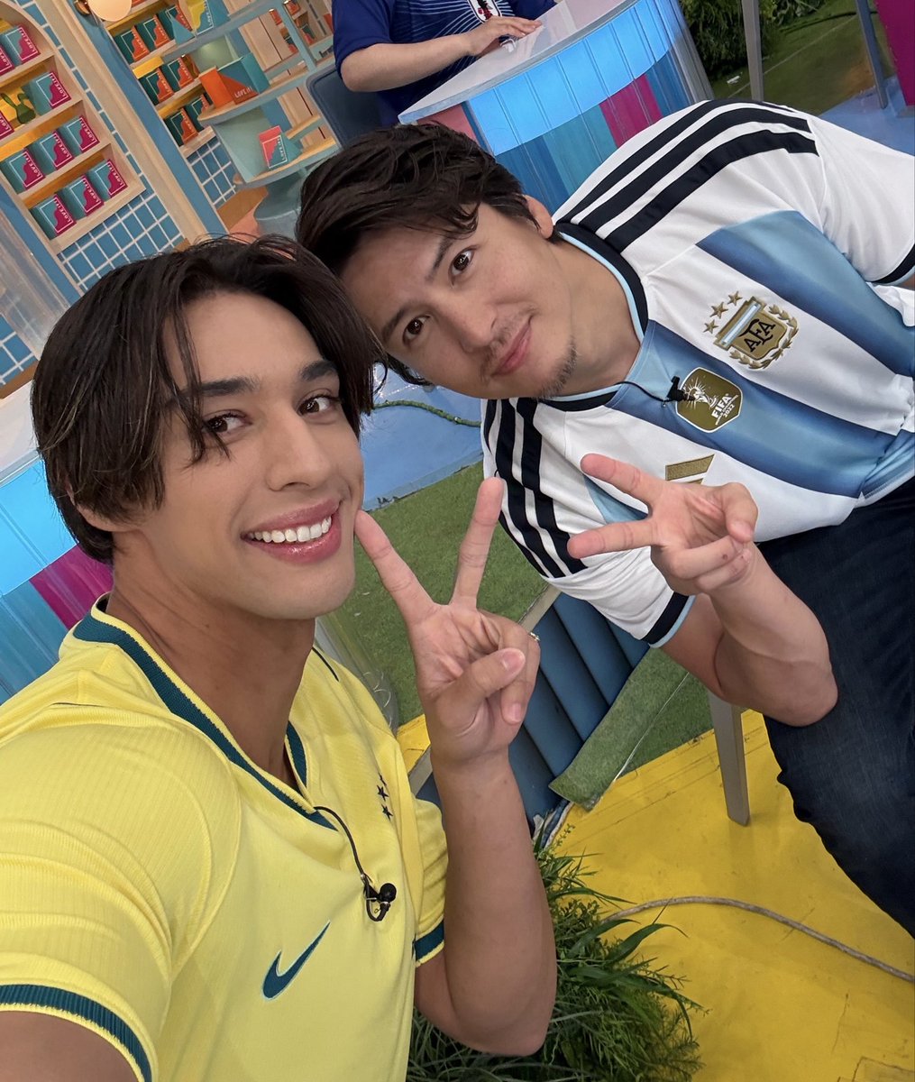 touma_rose's tweet photo. 今日もラヴィット応援ありがとうございました🌹

今日は　#テニミュ の先輩でもある、
伊礼彼方さんと一緒でした🌹
めちゃくちゃ面白かった😊
歌ももちろんピカイチ！　

🇧🇷 #當間ローズ✖️🇦🇷 #伊礼彼方✖️🇺🇸 #パックン✖️🇯🇵 #ちょんまげラーメン 
#ラヴィット https://t.co/cIw8bYMCIL