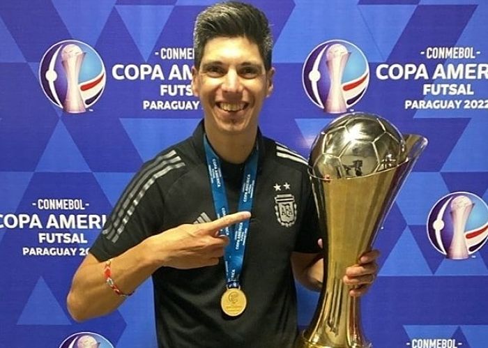 SextaFalta's tweet photo. Esta es la historia de Matías Lucuix que a pesar de haberlo perdido todo en un abrir y cerrar de ojos, nunca abandono su pasión como lo es el futsal, lo que lo convierte en un gran ejemplo y un icono que hoy, los mas chicos que miran futsal admiran. https://t.co/bFS4eDbriA