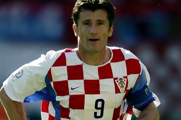 Mustafacevik10's tweet photo. LİYAKAT

Türkiye—Amerika maçında yönetmenin ekrana getirdiği Türkiye Futbol Federasyonu başkanı Hacıosmanoğlu ile Davor Suker karesi futbolumuzun dünya ile arasındaki farkı çok iyi anlatıyor anlayana

Bir tarafta işin hamurundan gelen 12 yıllık Futbol Federasyonu başkanlığında Hırvat futboluna altın çağını yaşatan Davor Suker

Diğer tarafta hakem rehin alan,halkına hakaret eden unlu mamüller dükkanı işleten