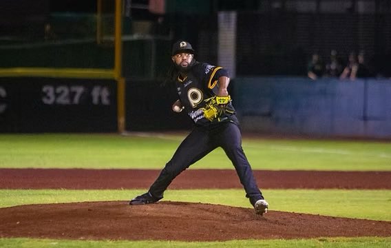 Beisbolpuro's tweet photo. PERICOS BARRIÓ A OAXACA

No sin antes pasar un susto en la novena entrada, los @Pericos_Oficial completaron la barrida en la serie al vencer 3-2 a los @GuerrerosOax.

Los Pericos anotaron sus tres carreras en la segunda entrada ante el derrotado William Cuevas, mientras que Guerreros marcó un par de ocasiones en la novena y dejaron en la tercera base la del empate.

Antonio Santos (7-1, 3.25) tuvo una tremenda apertura de seis innings en blanco, con ocho ponches, para llevarse la victoria.

#LaCasaDelRey
