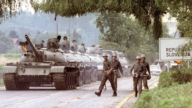 DrRugeljJan's tweet photo. Ne pozabimo:
Na današnji dan pred 35 leti je rdeča zvezda, ki jo nekateri tako obožujete, pričela zavzemati mejne prehode. Pod lažnivo krinko, da nas napadajo Avstrijci in Italijani https://t.co/IdaXrIEPrl
