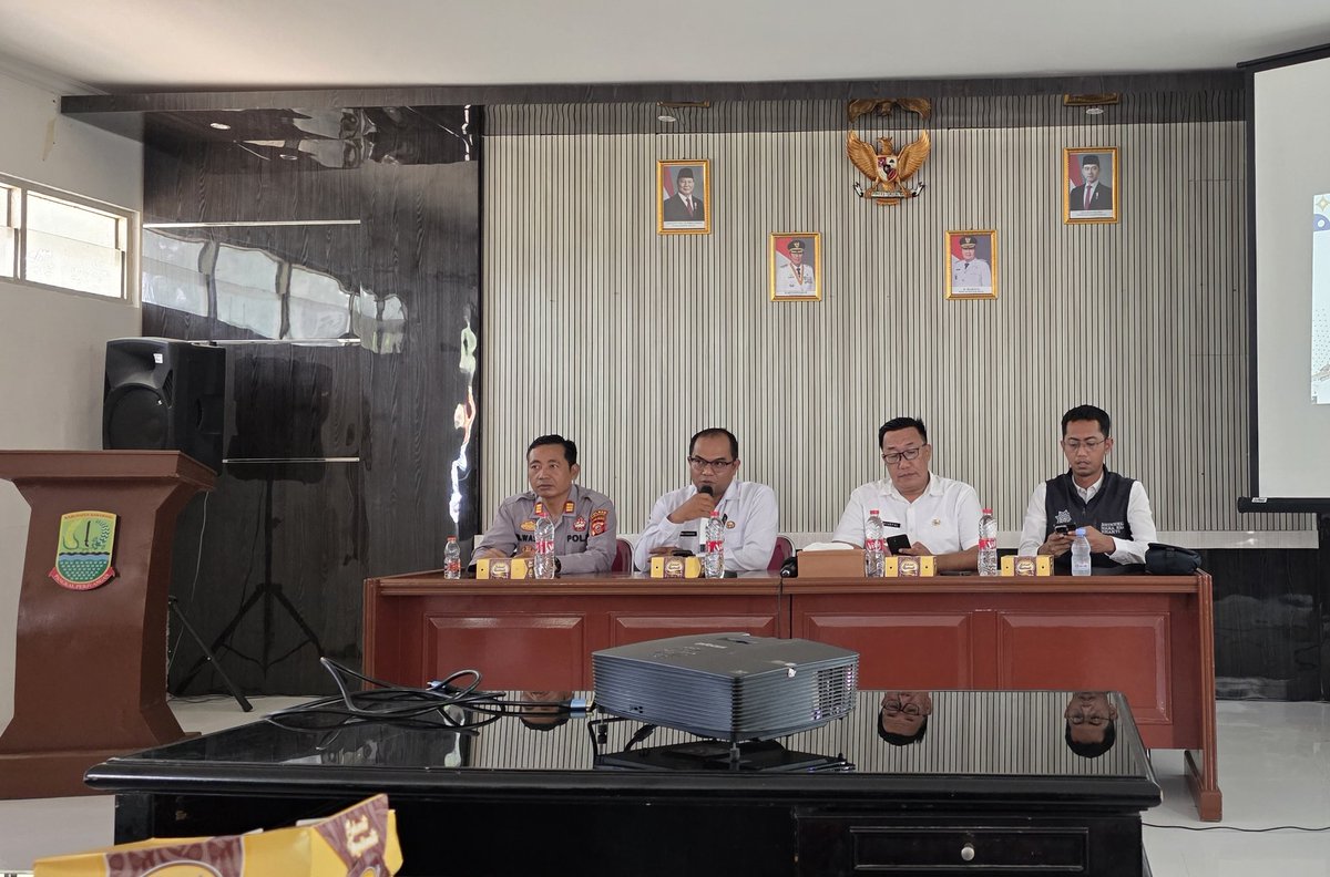 polsekpds's tweet photo. Kapolsek Pedes AKP. Moh. Wasis., SH., MH. Bersama unsur Muspika kecamatan pedes dan Anggota Polsek Pedes melaksanakan Jum'at curhat dan mengantisipasi kejahtan diwilayah hukum Polsek pedes. Tingkatkan Ronda malam. https://t.co/jgcTPjbPQi