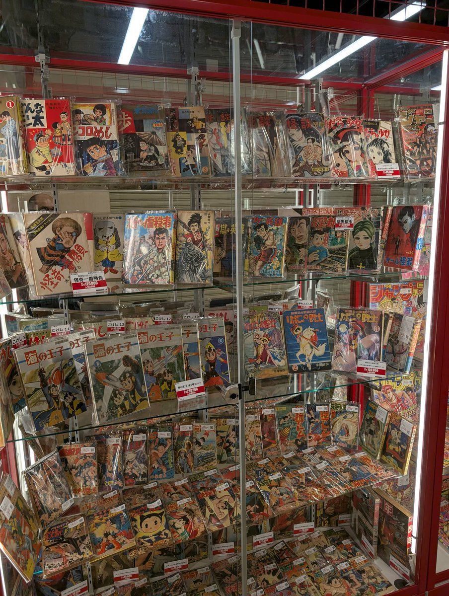 mandarake_mania's tweet photo. まんだらけ大宮店情報！

埼玉初上陸！まんだらけ大宮店は明日OPEN！
現在もりもり準備中

画像のショーケース商品は開店12:00~販売予定

各種、昭和30年代漫画単行本、
光文社「鉄腕アトム」大だし等々

駅前徒歩1分、ラクーン8階
ご来店お待ちしております！ https://t.co/Cbw9tu2974