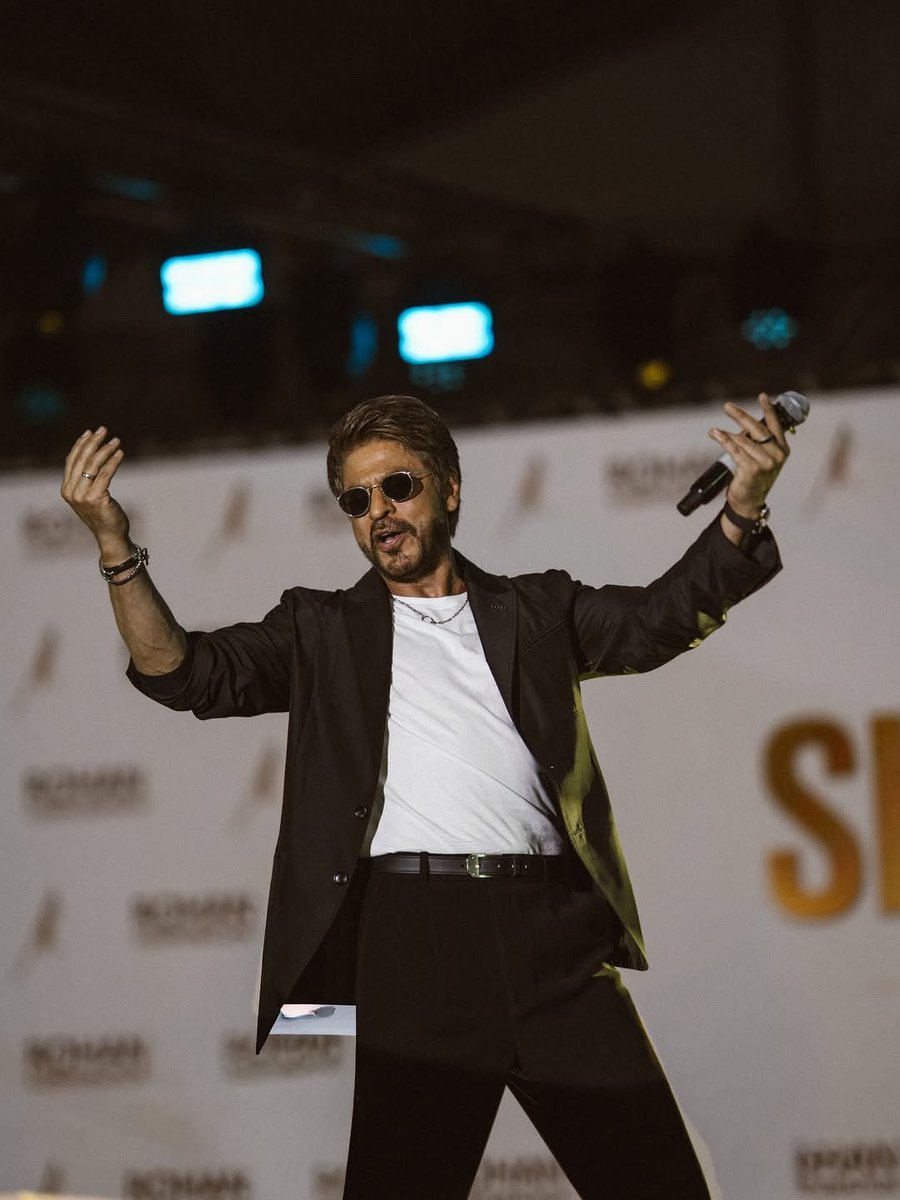 teamsrkfc's tweet photo. [More Pics]: King Shah Rukh Khan spreading his love at an event in Kudla, Mangalore 😍 

@iamsrk 

#King #ShahRukhKhan #SRK #TeamShahRukhKhan #Mangalore https://t.co/zzaOgnlLoZ