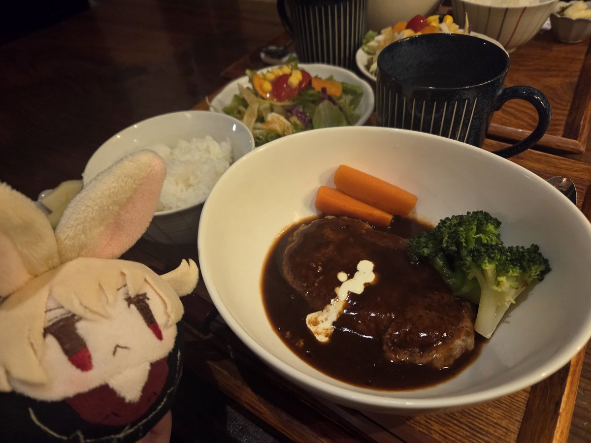 bergamotgray's tweet photo. 🦀今日のぼくはうさぎさんなので、ニンジンをいただくです。あ、でもブロッコリもおいしそです… https://t.co/4YWoc3nRW6