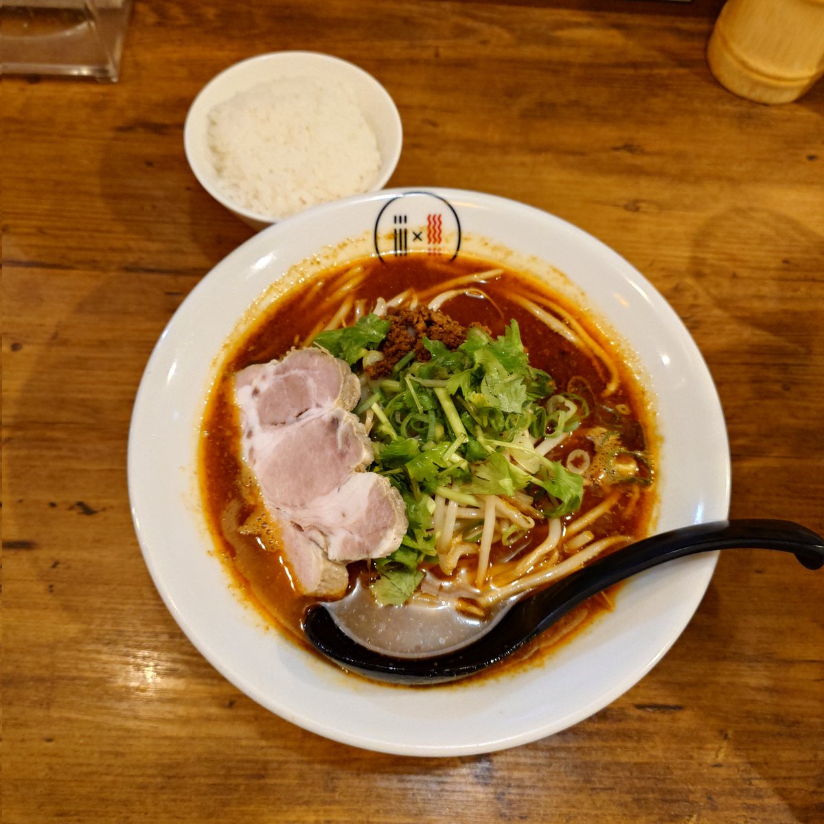 GDB_E4FH's tweet photo. 舞鶴「麺酒場 担々麺のはこ」で期間限定「スパイスラーメン+ちょっとご飯」（900円+100円）を。2026年6月の限定麺は卍力リスペクト。
コリアンダー、クミン、カルダモン、八角あたりですかね？スパイス香るエスニックな味わいにパクチーがバチッとキマってます！都度調理の炒めモヤシも良き。(*´艸`) https://t.co/mkNYkeiqG5