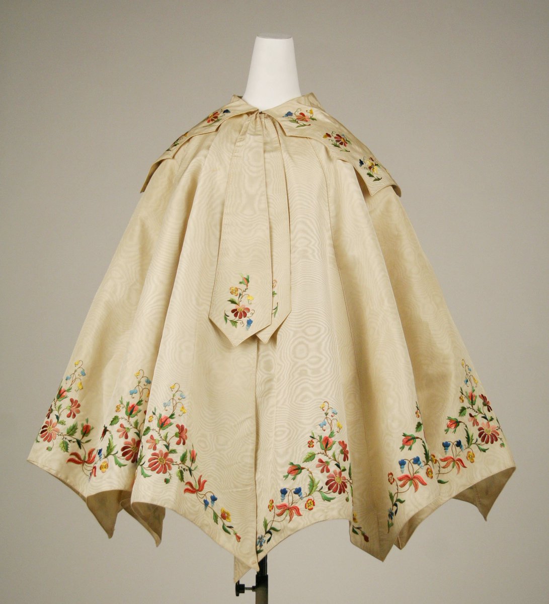 plummie9's tweet photo. British

A Particularly Pretty and Charming Cape, c. 1855

Moiré silk taffeta hand embroidered with silk thread in floral motifs.
Absolutely adore this confection...

@metmuseum 
#FashionHistory https://t.co/txMZ4HKmHE