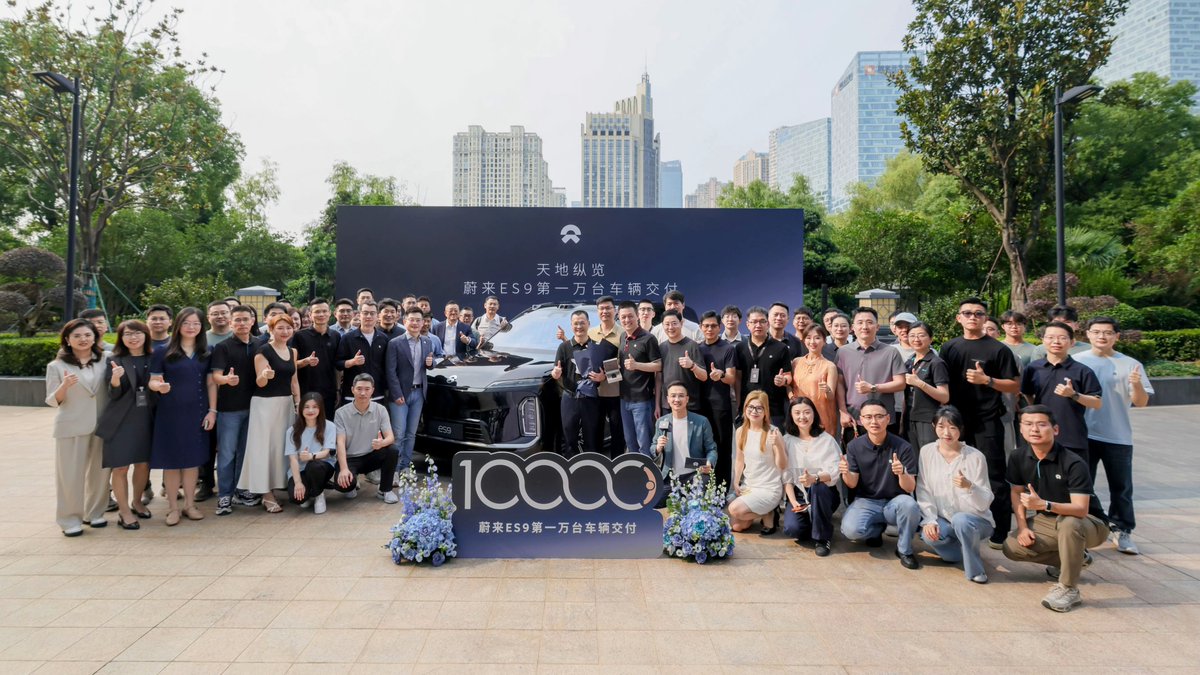 WilliamLiNIO's tweet photo. Excited to share that we delivered the 10,000th NIO ES9 today, just 30 days after its first delivery, setting a new speed record for premium BEVs priced above RMB 500,000 in China.🎉
I was delighted to hand over the keys to Mr. Li Ningchuan, founder of Zhejiang EV-Tech.
Thanks for all the support! Let's Power Up! Let's Jiadian!⚡
#NIO #NIOES9 #BlueSkyComing