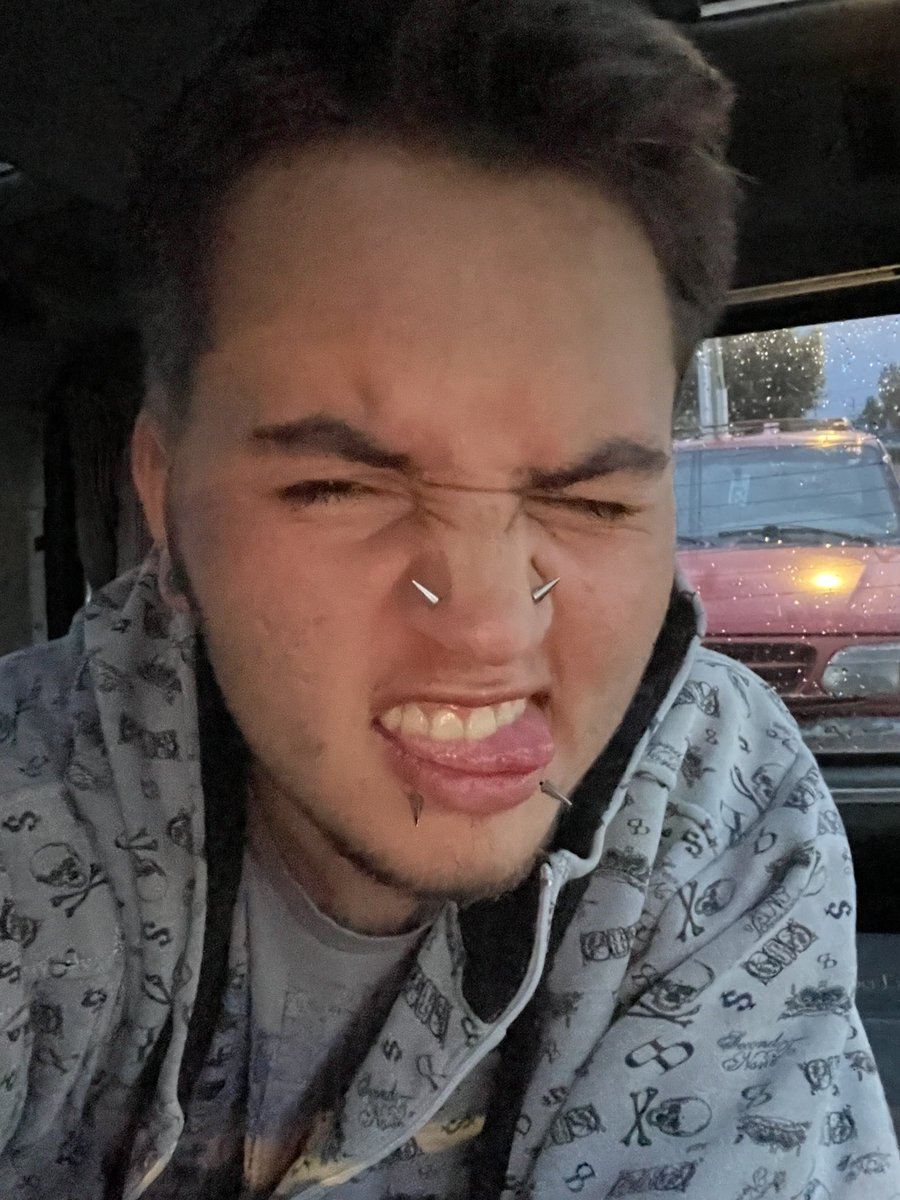 Border_d0zen's tweet photo. genuinely slept probably an hour &amp; a half 
im so exhausted its making me hallucinate again https://t.co/Fr7UzFB810
