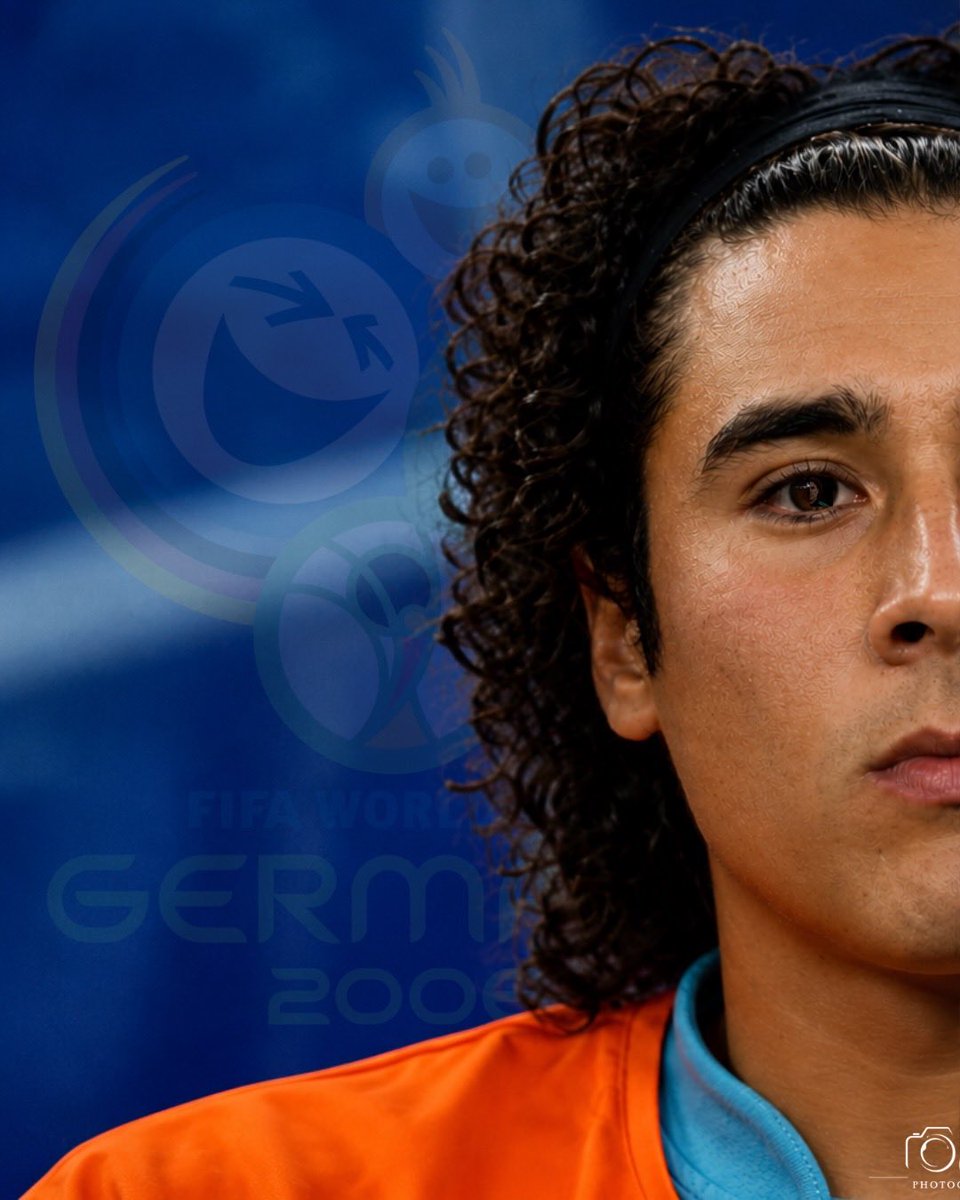 Zamitiz3's tweet photo. De niño viví el relevo de Adolfo Ríos por Guillermo Ochoa. Al principio me resistía, pero tardó nada en ganarse mi cariño con atajadas imposibles. Crecí imitando sus vuelos y gritando “¡Ochoaaaaaaa!” en cada reta callejera con mis amigos. Gracias por marcar mi infancia, Memo. 😭 https://t.co/oNoGHbwAdZ