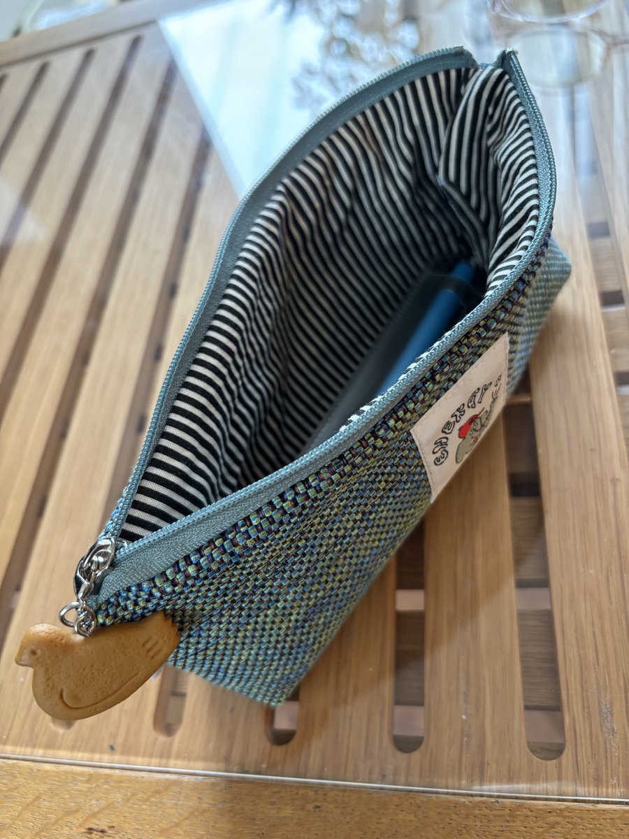 dodohee58's tweet photo. 去年、手織り体験で作った20センチ四方くらいの絹のテーブルコースター。それをペンケースにしました。これなら毎日愛でられる。
こないだ買った製図用シャーペン3本入れました。あと鳩三郎ついてます。
＃八王子織物工業組合 https://t.co/wtQRrXP4Is