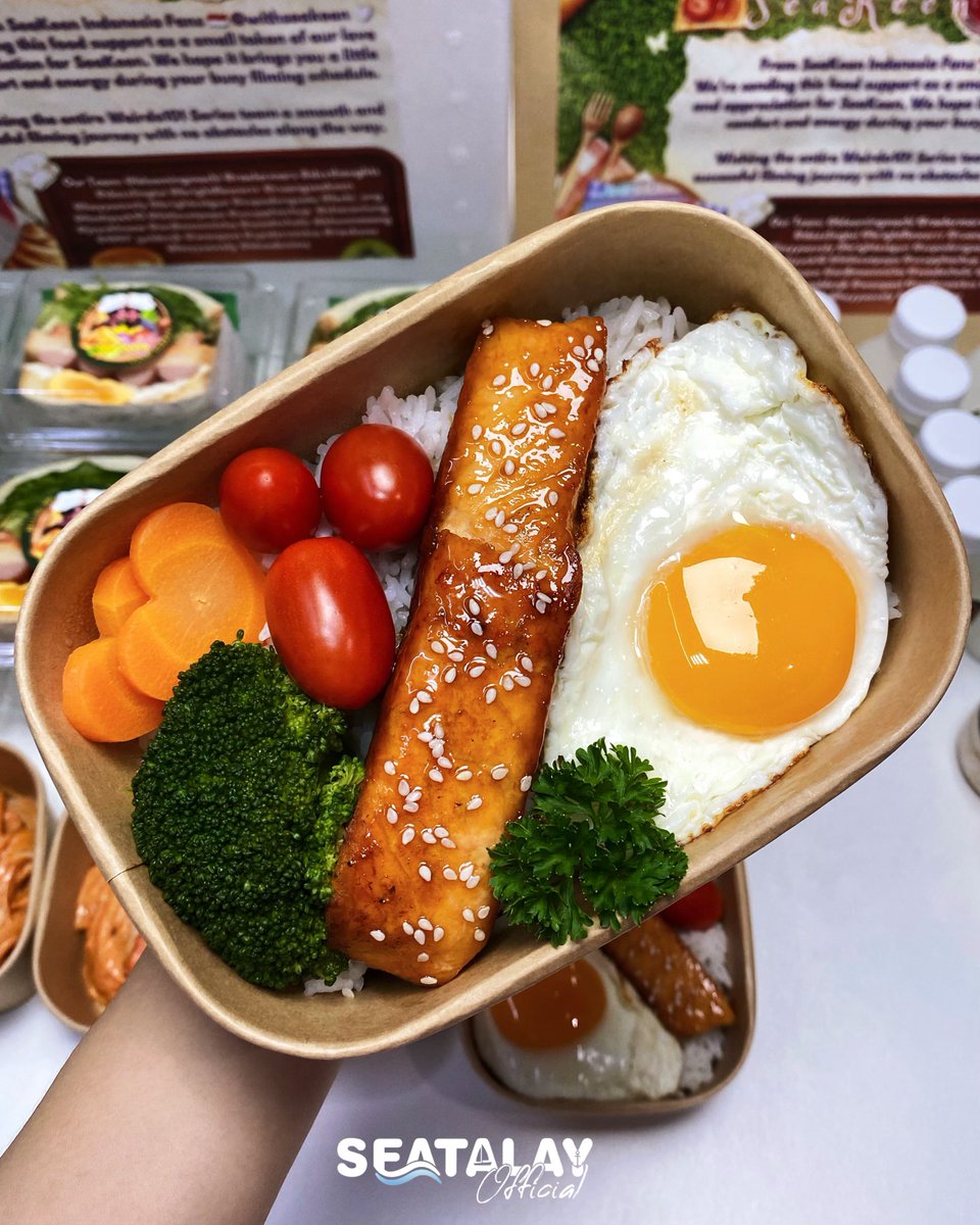 seatalayTH's tweet photo. 🍱 FOOD SUPPORT #ปิ่นโตของชาวเล 🍽
WEIRDO 101 Q11
— #WEIRDO101Series {26062026}
♡ #sea_ta_lay | @sea_ta_lay

ปิ๊งป่อง!~ มื้อกลางวันของคนเก่งจากพี่สาวอินโดนีเซียมาส่งแล้วคับ ส่งกำลังไปพร้อมกับอาหารแสนอร่อยให้น้องชีวาน้าา~ กินเยอะๆและลุยให้เต็มที่เลยนะคับ 🫶🏻✨️

Thank you for your great support 🙏🏻🙇🏻‍♀️
SeaKeen Indonesian Fans (@withseakeen)

★ ปิ่นโตเติมพลังมื้อกลางวันของน้องชีวา
- Salmon teriyaki with rice 🐟
- Shrimp rose pasta 🦐
- Cheese pie blueberry 🧀🫐
- Thai milk tea 🫖
- Coconut juice 🥥
- Sandwich 🥪