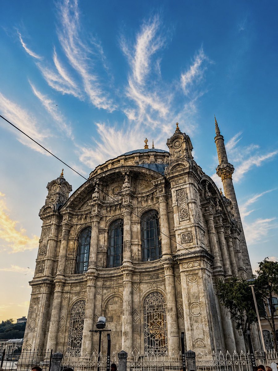 Ahmeterek6's tweet photo. Güzel bakan, güzel görür 🙂😍

📍İstanbul | Ortaköy Cami https://t.co/m0SmVRosRd