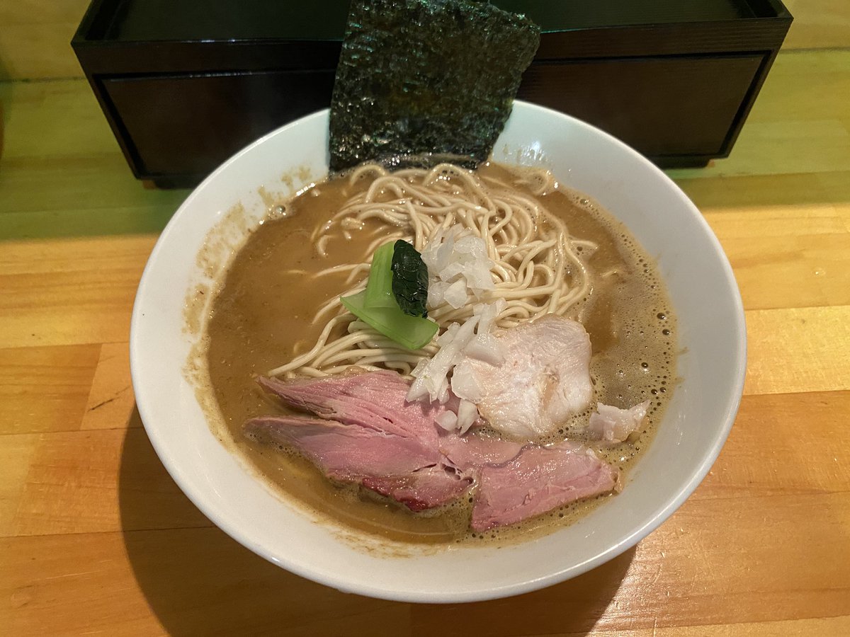 ryo_take1's tweet photo. 移転前にもう一度行こうかと思ってたが予定が合わず移転後に久々の一杯。
相変わらず期待を裏切らない美味。煮干はやっぱり正義！

#煮干そば平八 https://t.co/Mb3byohBIt