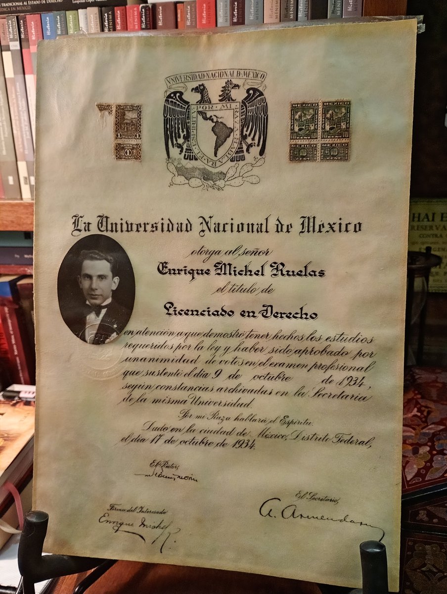 rafaelestradam's tweet photo. Aquí su título profesional, firmado por el rector don Manuel Gómez Morin en 1934, poco antes de que el gral. Cárdenas asumiera la Presidencia. Estaban por iniciar la autonomía universitaria y la 2a Cristiada.En 1947 certificará el título otro gran mexicano, don Antonio Ortiz Mena https://t.co/QHIPZTOzb3