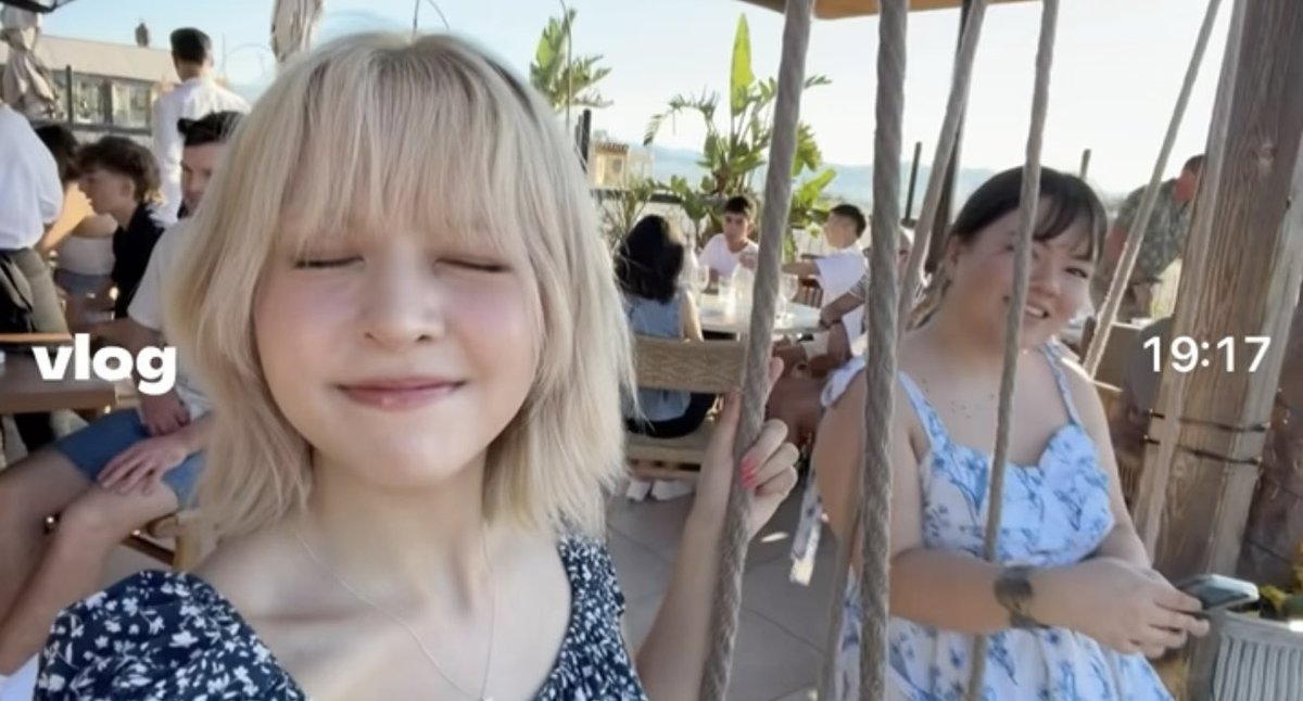 500woni's tweet photo. LILY IN GREECE OMG SHES GLOWING https://t.co/86Pm0QPQa8