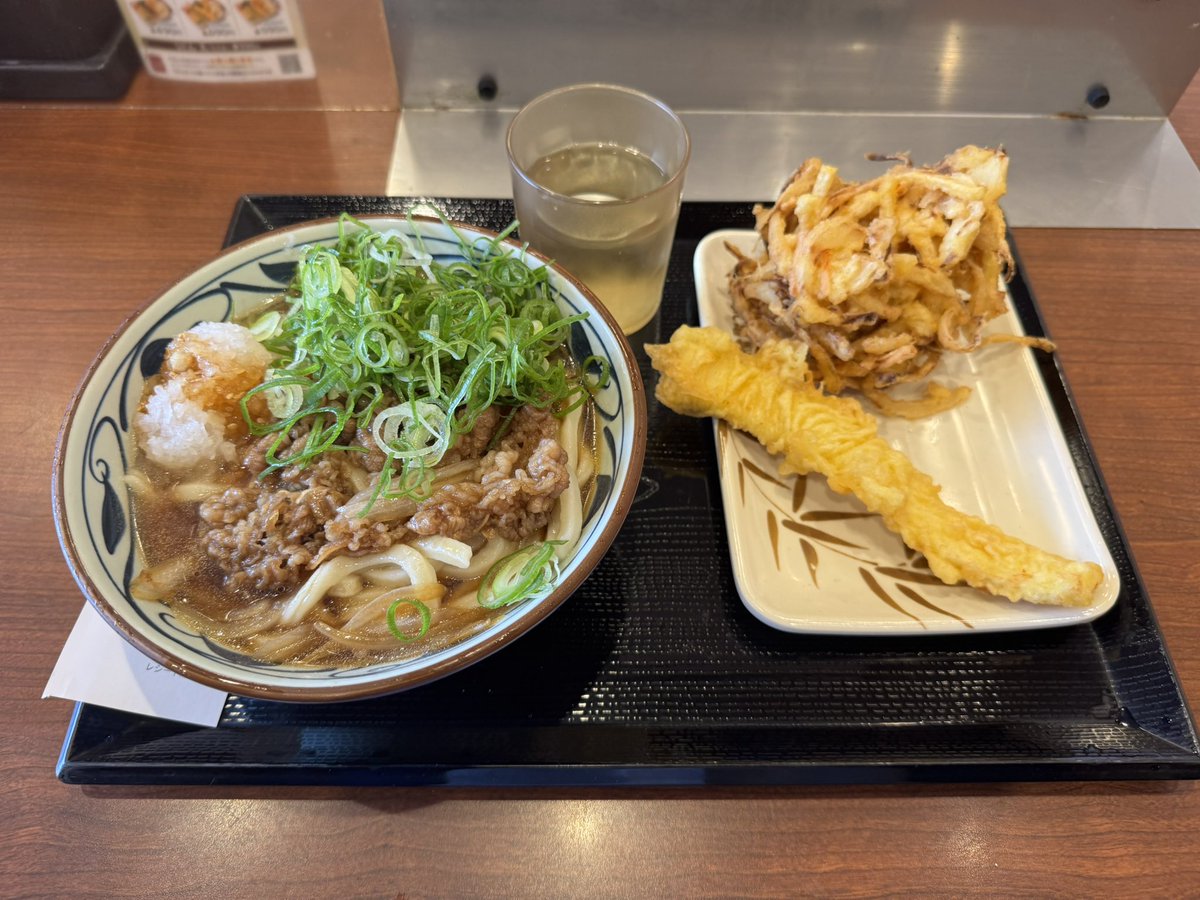 keiakazawa's tweet photo. お昼
結局帰ってきてから、丸亀製麺でうどん〜
揚げたてのイカ天が美味い！

#せかいーと 
#えまぺこり 
#入琉浪食べるか 
#バーチャル食べ食べ https://t.co/6VSOJbQnFz