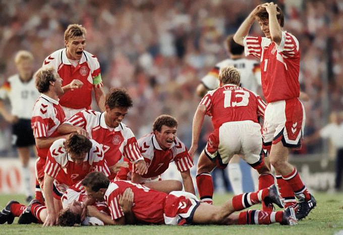 OdFutbolModerno's tweet photo. 📆26 de junio de 1992.

🇩🇰El mayor cuento de hadas del fútbol europeo.
Dinamarca ni siquiera estaba clasificada para la Euro. Entró a última hora por la sanción a Yugoslavia... y acabó levantando el trofeo.

🏆En la final derrotó a Alemania por 2-0 con goles de Jensen y Kim Vilfort.

Vilfort jugó aquel torneo mientras su hija de siete años luchaba contra una leucemia. Marcó en la final y levantó la Copa apenas unas semanas antes de que ella falleciera.

A veces el fútbol escribe historias que ningún guionista se atrevería a inventar.