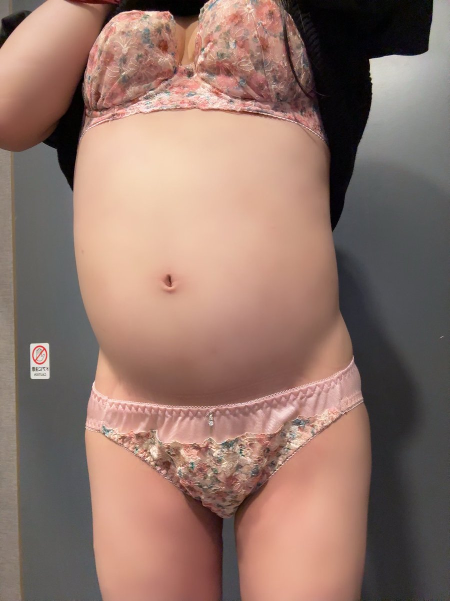 seika_124's tweet photo. こっちは膨腹　大食い女子　腹パン女子　ボテ腹女子フェチさん用の写真ね
久しぶりにちゃんと撮ったの偉いでしょ褒めろ!！！
食前撮るの忘れたから同じ下着の時の写真も追加しとくね！！
いつも思うんだけど下の骨から下腹部からの膨らみ方がすごいよね
なんかくぼみがくっきりなかんじ？ https://t.co/omvwI4n0Q3