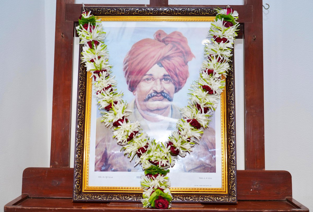 CMOMaharashtra's tweet photo. लोककल्याणकारी राजे, राजर्षी छत्रपती शाहू महाराज यांना जयंतीदिनी मानाचा मुजरा!

🌸CM Devendra Fadnavis humbly offered floral tributes to the great king, Rajarshi Chhatrapati Shahu Maharaj, on his birth anniversary at his official residence in Mumbai today.

 🌸मुख्यमंत्री देवेंद्र फडणवीस यांनी आज मुंबई येथील शासकीय निवासस्थानी लोककल्याणकारी राजे, राजर्षी छत्रपती शाहू महाराज यांच्या जयंतीदिनी त्यांच्या प्रतिमेस पुष्पांजली अर्पण करून विनम्र अभिवादन केले.

 🌸मुख्यमंत्री देवेंद्र फडणवीस इन्होंने आज मुंबई स्थित सरकारी आवास पर जनकल्याणकारी राजा, राजर्षि छत्रपति शाहू महाराज इनकी जयंती के अवसर पर उनकी प्रतिमा पर पुष्पांजलि अर्पित कर विनम्र अभिवादन किया।

🕤9.30am | 26-6-2026📍Varsha Bungalow, Mumbai | स. ९.३० वा. | २६-६-२०२६📍वर्षा निवासस्थान, मुंबई. 

@Dev_Fadnavis 
#Maharashtra #DevendraFadnavis #ChhatrapatiShahuMaharaj