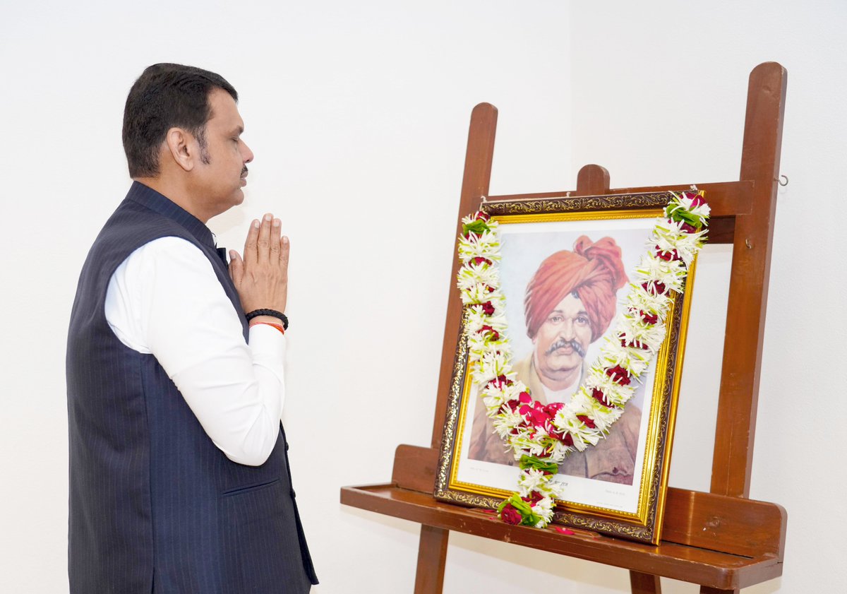 CMOMaharashtra's tweet photo. लोककल्याणकारी राजे, राजर्षी छत्रपती शाहू महाराज यांना जयंतीदिनी मानाचा मुजरा!

🌸CM Devendra Fadnavis humbly offered floral tributes to the great king, Rajarshi Chhatrapati Shahu Maharaj, on his birth anniversary at his official residence in Mumbai today.

 🌸मुख्यमंत्री देवेंद्र फडणवीस यांनी आज मुंबई येथील शासकीय निवासस्थानी लोककल्याणकारी राजे, राजर्षी छत्रपती शाहू महाराज यांच्या जयंतीदिनी त्यांच्या प्रतिमेस पुष्पांजली अर्पण करून विनम्र अभिवादन केले.

 🌸मुख्यमंत्री देवेंद्र फडणवीस इन्होंने आज मुंबई स्थित सरकारी आवास पर जनकल्याणकारी राजा, राजर्षि छत्रपति शाहू महाराज इनकी जयंती के अवसर पर उनकी प्रतिमा पर पुष्पांजलि अर्पित कर विनम्र अभिवादन किया।

🕤9.30am | 26-6-2026📍Varsha Bungalow, Mumbai | स. ९.३० वा. | २६-६-२०२६📍वर्षा निवासस्थान, मुंबई. 

@Dev_Fadnavis 
#Maharashtra #DevendraFadnavis #ChhatrapatiShahuMaharaj