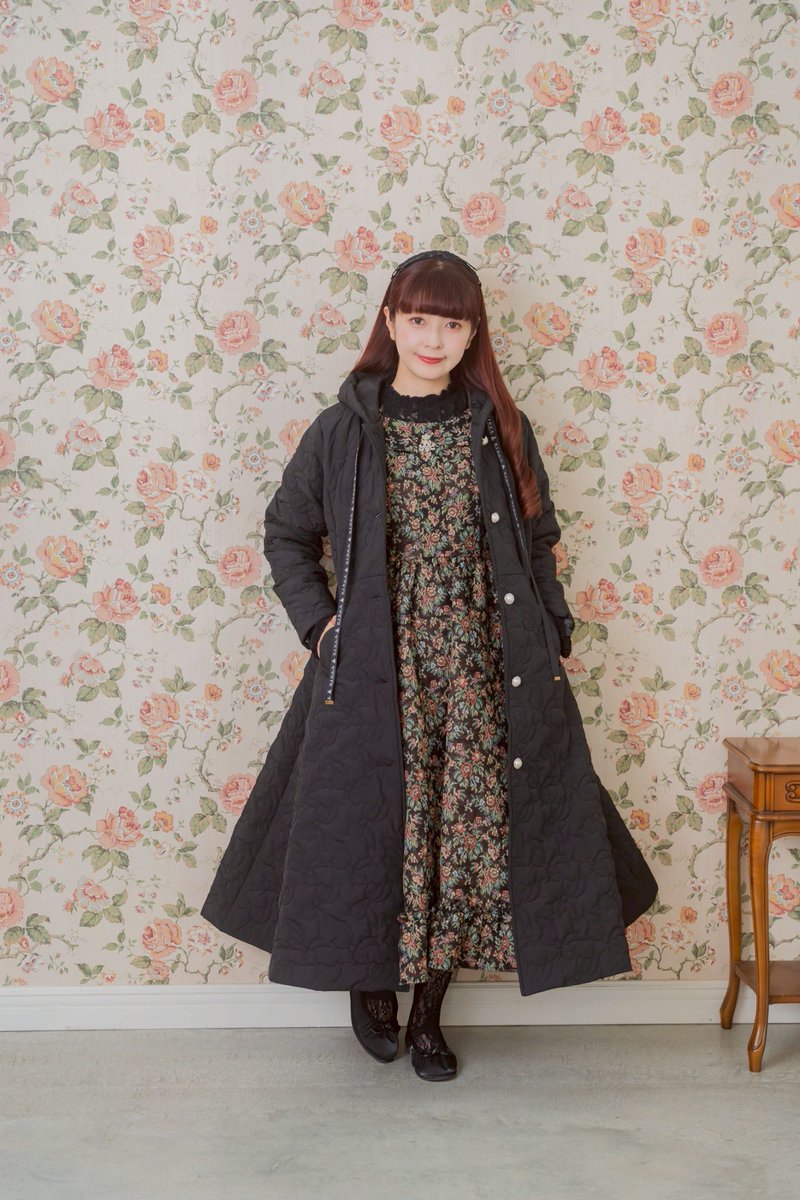 aokimisako's tweet photo. 軽くて着やすく、シルエットがカワイイリボン柄のキルティングコート🎀
パニエありでもなしてもカワイイシルエットで寒い時はフードをかぶって防寒対策も🌹

https://t.co/nUYSAoaFqK https://t.co/6EkN6CgqlB