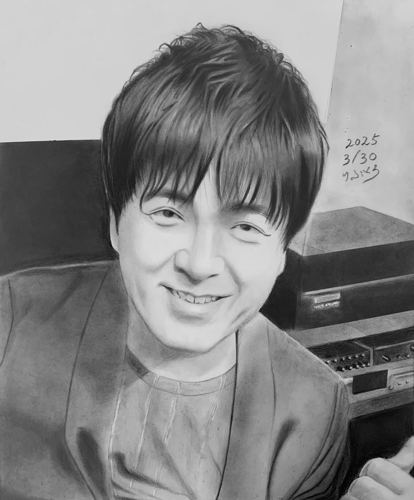 leave_clo's tweet photo. #これを見た人は無言で黒が入っている画像を貼れ
#鉛筆画
#イラスト練習 
#似顔絵 https://t.co/lQrGtJy2cX