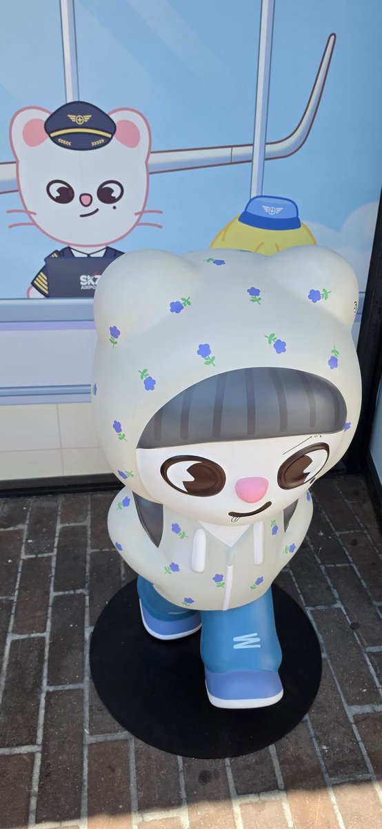 Yunhoji25's tweet photo. SKZOO POP UP L.A
#StrayKids #SKZOO
#SKZOO_EVERYWHERE_ALL_AROUND_THE_WORLD_in_LosAngeles_POPUP
#MERCHTRAFFIC
#SKZ_POPUP https://t.co/LK2RYNjT2r