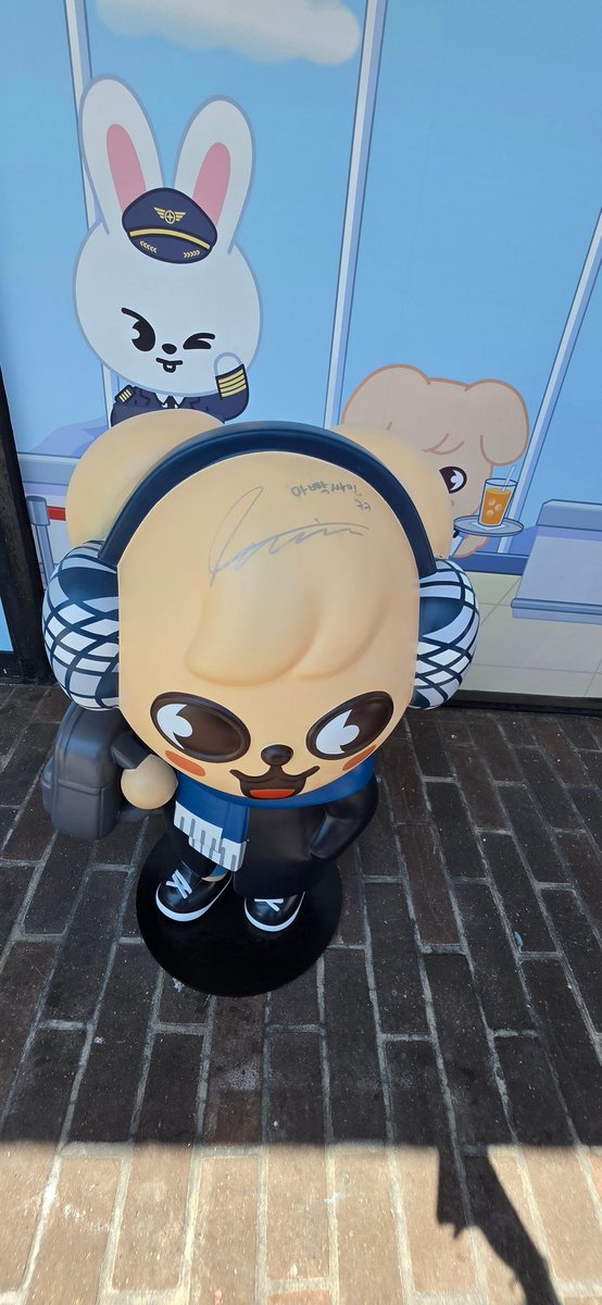 Yunhoji25's tweet photo. SKZOO POP UP L.A
#StrayKids #SKZOO
#SKZOO_EVERYWHERE_ALL_AROUND_THE_WORLD_in_LosAngeles_POPUP
#MERCHTRAFFIC
#SKZ_POPUP https://t.co/LK2RYNjT2r
