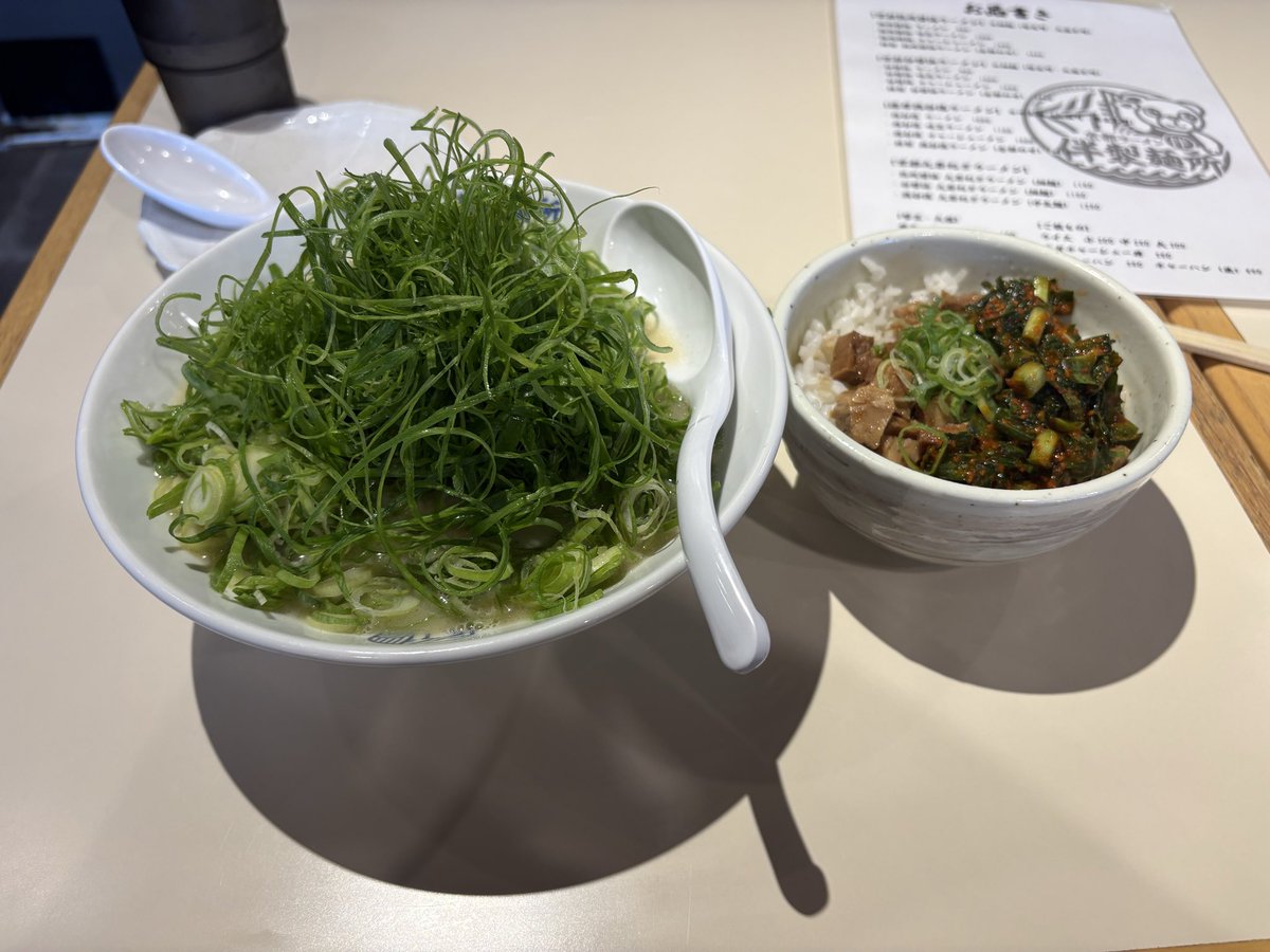 manathy0611's tweet photo. 昼飯！☀️🥢
郡山市　伴製麺所‼️
鶏白湯九条ネギラーメン+チャー丼🍜
営業って書いてたから１４時近くに入ったら食べれたけど、明日からオープンだった🤤鶏白湯スープは濃厚で中太麺が絡んで美味しいです‼️個人的には九条ネギをもっと刻んでほしいかな‼️京都ラーメン増えてきたなーと個人的感想です‼️ https://t.co/r6cMFDFQ9w