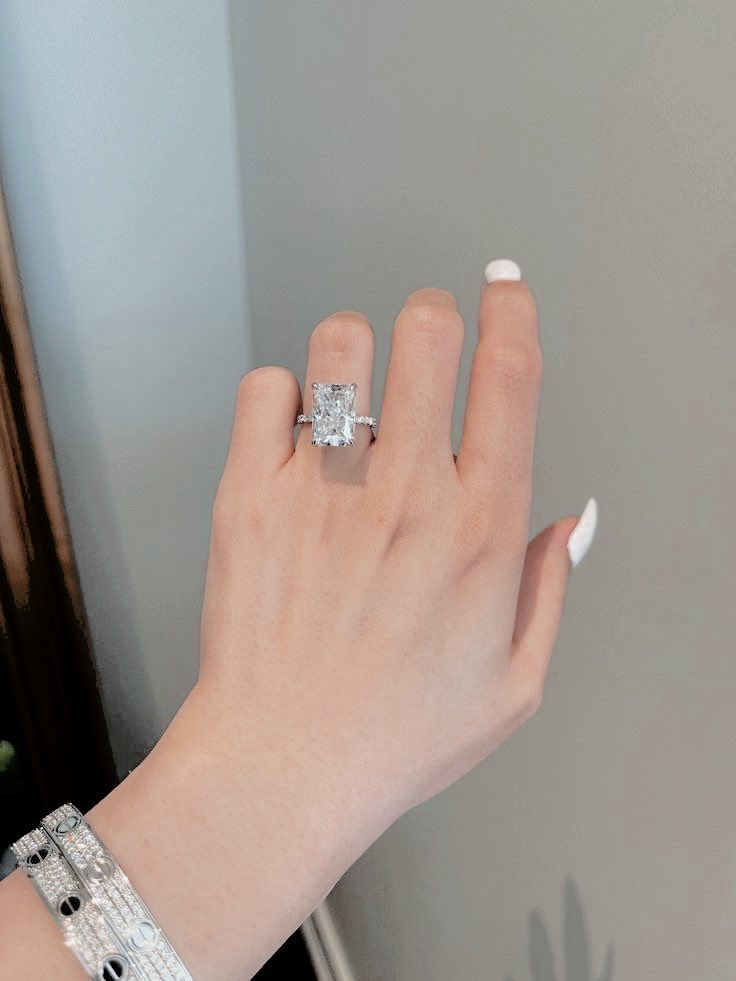 blcndieee's tweet photo. late post. officially @opulentlush’s fiancée. 🤍 https://t.co/T8YrLlP755