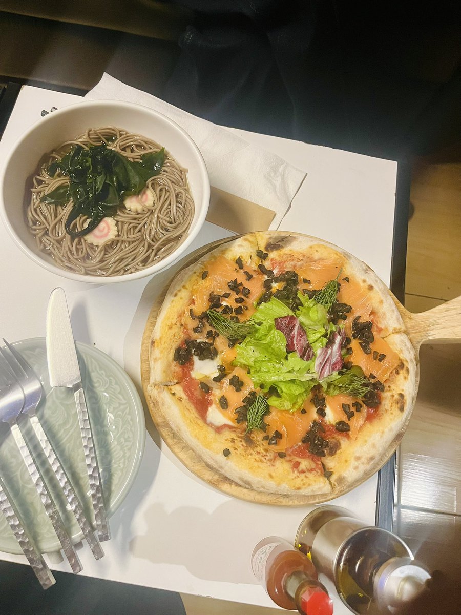 seinanana's tweet photo. タイの暮らしは大好きだけど、たまに日本のカラオケルームでだらだらしたくなる！
そんな時は「春らんまん」🎤
漫画喫茶とカラオケがあって、ここはほぼ日本！
しかもご飯も美味しい！特にピザ😋
タイ人の友達が高くないし静かだし個室だしWi-Fiあるし、ここで仕事しようかなと言ってた🙋🏻‍♀️ https://t.co/cBb5utS4tq