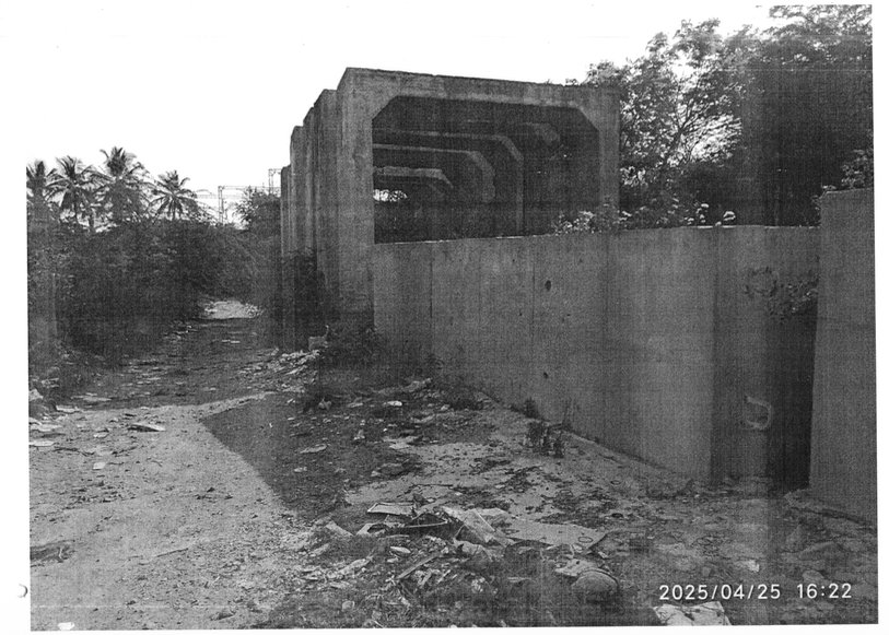 AvinV1's tweet photo. The girders &amp; RCC box segments were cast long ago and have lain at the site, in the open, for over a YEAR. Photos taken 25.04.2025. The material is just weathering away. 👇 https://t.co/1TmG4I42AB