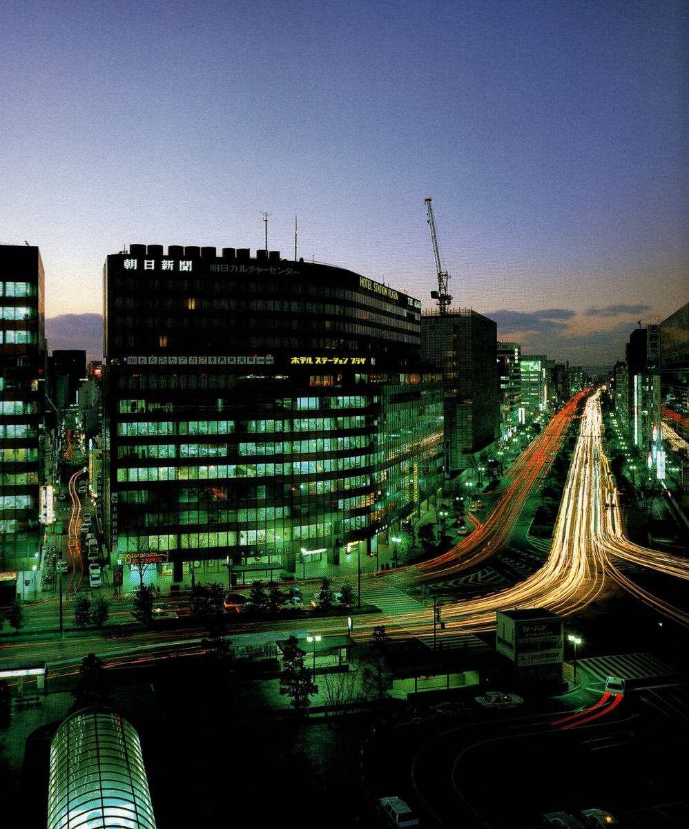 rei2012com's tweet photo. 1988年頃の博多駅から見た、夜の大博通り。
福岡朝日ビルの隣に見えるタワークレーンは建設中だったホテル日航福岡。
ホテル日航福岡は1989年に完成しました。
40年近く経ち、高い建築物が増えたが、雰囲気は今と変化ないように感じます。 https://t.co/0ZccxrlO1h