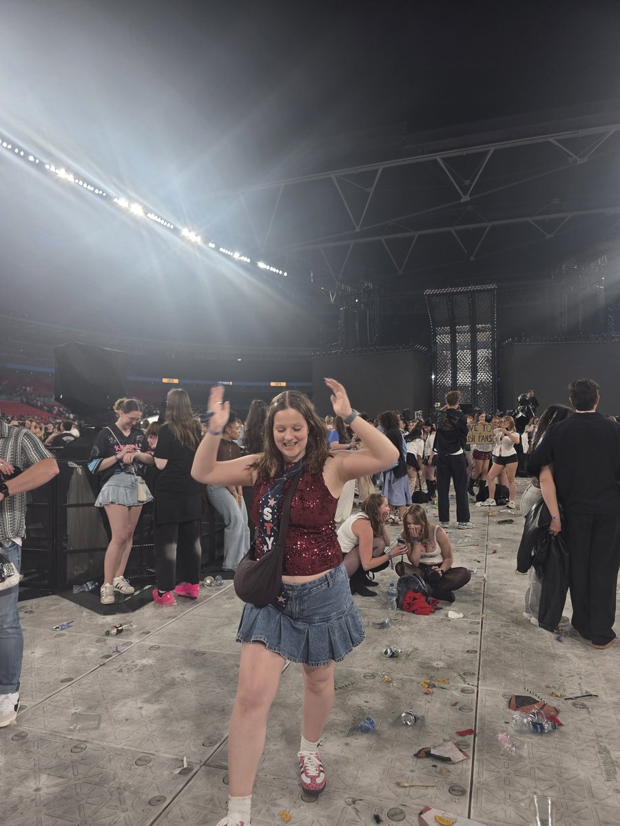 ellafitz22's tweet photo. HI @HSHQ I would love the opportunity to be the photographer occasionally tonight! (26th june) 🥹🤞 
📌 harry styles wembley night 7 https://t.co/bVifA7WJkn