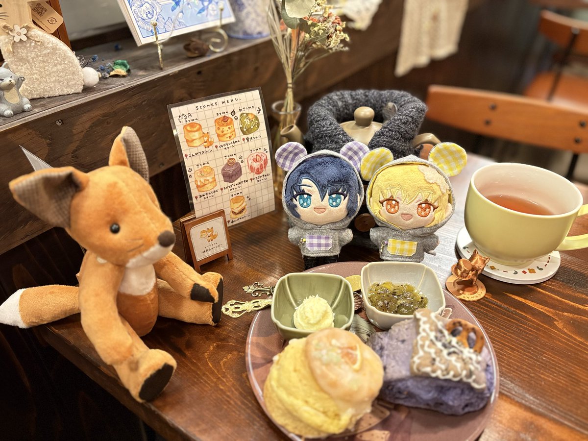 h_mari4107's tweet photo. 変な時間にアスカガ色のスコーン食べてきたよ🪻🍋
お店中に🦊が居て可愛かった✨
キツネとかタヌキとか大好き🥰
北海道旅行した時に聞いたラベンダーの香りがしてあのサワッとした空気が恋しくなっちゃった♡
毎日毎日この湿気だもんね🥹☔️ https://t.co/rbCjyRzdFM