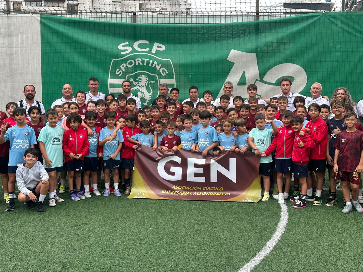 CDExt1924's tweet photo. 🇵🇹🔵🔴 Una experiencia que nuestros chicos no olvidarán.

Los jugadores de la Academia Extremadura han vivido una jornada muy especial dentro del XXII Campus Ciudad de Almendralejo, con una visita al mítico Estadio José Alvalade, casa del Sporting Clube de Portugal.

Nuestros jóvenes futbolistas han podido recorrer el estadio, conocer los campos anexos de entrenamiento, descubrir las instalaciones profesionalizadas del club lisboeta y disfrutar de una completa visita por uno de los complejos deportivos de referencia en Europa.

Además, el viaje se ha realizado a bordo del Autobús Oficial del CD Extremadura, gracias a la colaboración de GEN y Autocares Vilaplana, haciendo que la experiencia fuera todavía más especial para todos ellos.

💚 Queremos agradecer al @SportingCP la magnífica acogida y todas las facilidades ofrecidas para que nuestros chicos pudieran disfrutar de una jornada inolvidable.

Porque formar futbolistas también es enseñarles, inspirarles y acercarles a la élite.